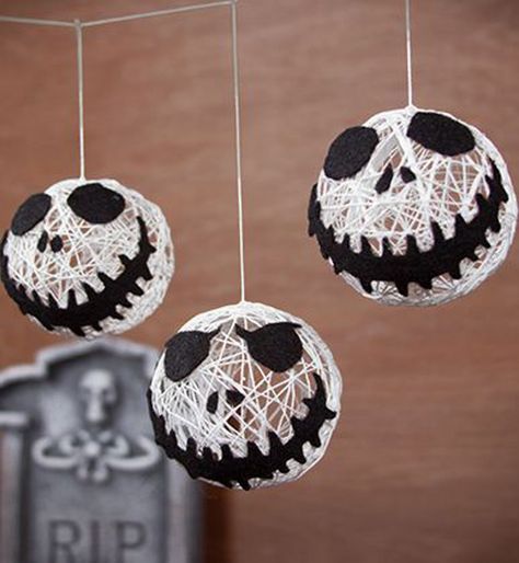 Guirlande L'étrange Noël de Mr Jack Diy Halloween Garland, Cheap Halloween Diy, Diy Halloween Dekoration, Cheap Diy Halloween Decorations, Dekorasi Halloween, Hallowen Ideas, Casa Halloween, Halloween Kunst, Halloween Fest