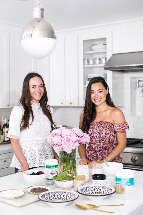 Kat Tanita of With Love From Kat opens up her kitchen to celebrity nutritionist Kelly LeVeque who shows her how to make the perfect smoothie bowl. Fab4 Smoothie, Lemon Recipes Dinner, Family Dinner Recipes Kids, Summer Smoothie Bowl, Kat Tanita, Perfect Smoothie Bowl, Misa Dress, The Perfect Smoothie, Kelly Leveque