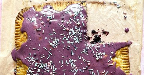 This giant blueberry pop-tart is a crowd-friendly dessert that's a twist on the classic breakfast pastry. Blueberry Poptart, Pudding Trifle, Banana Pudding Trifle, Memorial Day Desserts, Easy Homemade Desserts, Poptart Recipe, Cake Mug, Trifle Pudding, Dried Berries