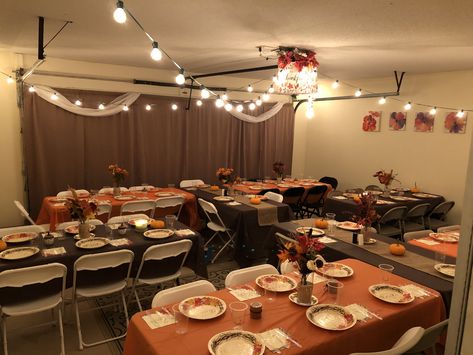 Thanksgiving Garage Decorations, Garage Party Set Up Ideas Thanksgiving, Thanksgiving Dinner Decorations Ideas, Garage Friendsgiving, Garage Thanksgiving Party, Friendsgiving Dinner Party Decor Outdoor, Thanksgiving Table Large Group, Thanksgiving Seating Ideas, Table Setting Thanksgiving Simple