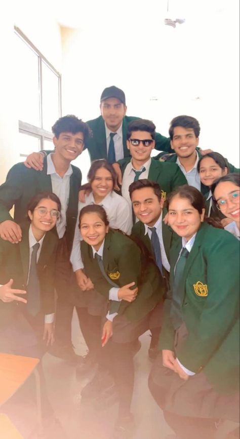 Classmates Pictures Friends, Dps School, Farewell Ideas, School Memories Scrapbook, Iphone Texts, School Trends, School Trips, Bf Picture, Army Girlfriend Pictures