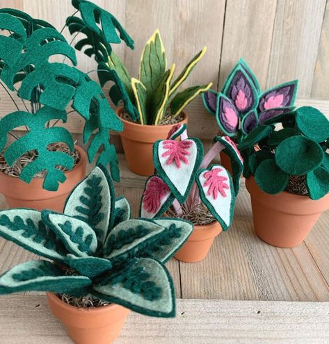 Felt Plant Ornament, Plant Sewing Project, Fabric Plants Diy, Felt Plants, Flowers Felt, Fabric Plants, Felt Succulents, Paper Plants, Felt Crafts Diy