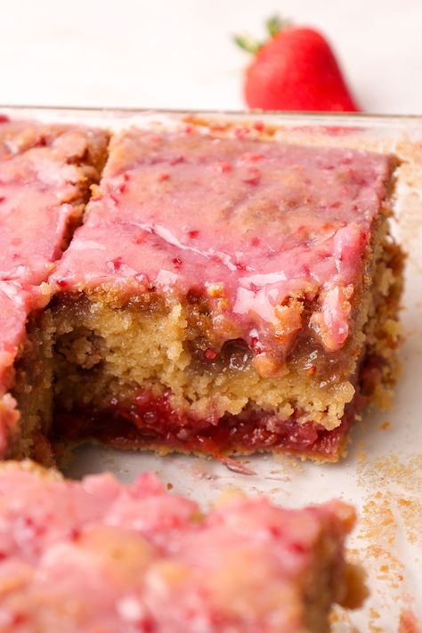 Strawberry Glazed Cake Strawberry Glaze Cake, Cake Desert, Glazed Cake, Strawberry Sponge Cake, Homemade Strawberry Cake, Glazed Doughnut, Strawberry Icing, Gooey Cake, Strawberry Box