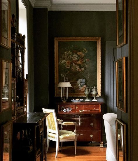 Victorian House Interiors, Carriage House, Dream House Decor, Beautiful Space, Do Something, Victorian Homes, Old House, Dark Colors, Home Decor Inspiration