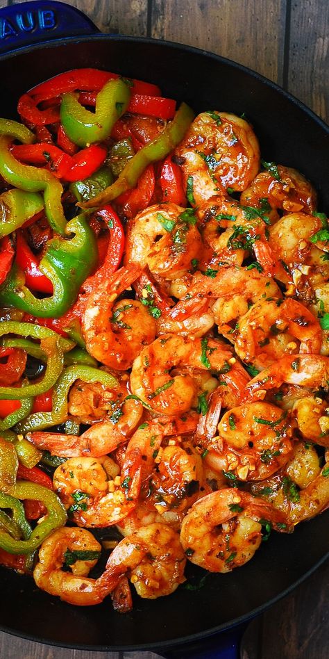 sweet chili shrimp and bell peppers in a cast-iron skillet Soy Sauce Shrimp, Sweet Chili Shrimp, Chili Shrimp, Honey Ginger, Quick Dishes, Shrimp Recipes For Dinner, Shrimp Recipes Easy, Shrimp Dishes, Seafood Dinner