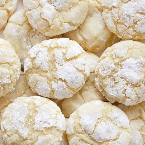 If you are looking for a delicious cookie that has the most wonderful hint of lemon, these are the cookies for you. #lemoncookies #lemonooeygooeycookies #ooeygooeylemoncookies #howtomakelemoncookies #summerbaking #iambaker #baking #cookies #recipes Ooey Gooey Cookies, Ooey Gooey Butter Cookies, Refrigerated Cookie Dough, Gooey Butter Cookies, Lemon Cookies Recipes, Frozen Lemon, Gooey Cookies, I Am Baker, Summer Baking