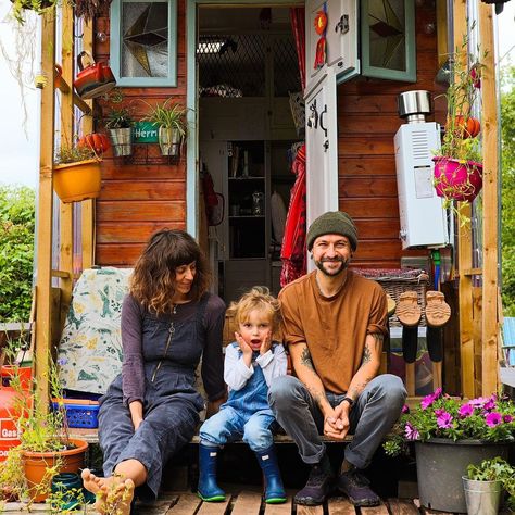 Tiny house family goals❤️ #📸 @pocodrom Tiny House Family Of 4, Tiny House Family Of 6, Large Family Tiny House, Tiny House Big Family, Family Tiny Home Village, Tiny House Family, Family Of Three, Happy Family, Family Goals