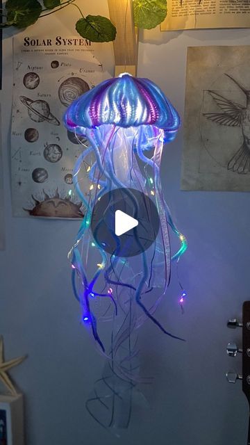 Diy Jellyfish Lamp, Floating Jellyfish Craft, Jellyfish Decor Diy, Jellyfish Project, Jellyfish Craft For Kids, Pipe Cleaner Jellyfish, Crafts With Plastic Bottles, Diy Seahorse, Jellyfish Light Diy