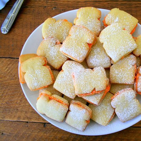 Marmalade sandwich cookies for a Paddington Bear birthday party. One of the most popular recipes on my blog! Marmalade Recipe Easy, Marmalade Sandwich, Snacks Savory, Paddington Bear Party, Oso Paddington, Paddington 2, Marmalade Recipe, Birthday Party Snacks, Bear Birthday Party