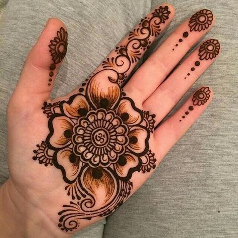 Diagonal floral trail !!  #mehndi #designs #indian #flower #hennaart #forhands #indianweddings #unique Palm Mehndi Design, Tato Henna, Mehndi Designs 2018, Henna Tattoo Designs Hand, Henna Art Designs, Mehndi Designs For Kids, Mehndi Design Pictures, Very Simple Mehndi Designs, Modern Mehndi Designs