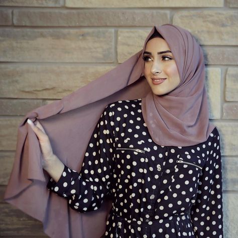 Image may contain: 1 person Queen Froggy, Polka Dot Shirt Dress, Moslem Fashion, Win 100, Queen Outfit, 3 Friends, Hijabi Girl, Abaya Fashion, Hijab Tutorial