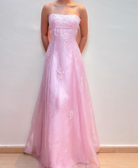 2000s Prom Dress Aesthetic, Rom Com Dresses, 90s Ball Dress, Pink 90s Prom Dress, Pink Hoco Dress Long, Prom Dresses 2000, Snow Ball Dresses, 10 Things I Hate About You Prom Dress, Vintage Pink Prom Dress