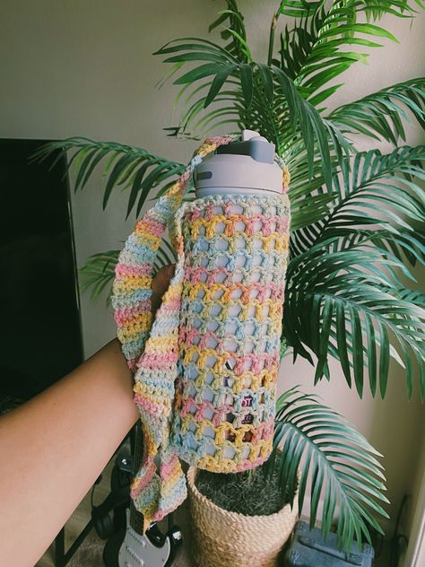 Mesh Bottle Holder Crochet, Crochet Hydroflask Holder Pattern Free, Crochet Holder Bottle, Crochet Hydro Flask Holder, Bottle Crochet Bag, Water Bottle Crochet Holder, Crochet Book Holder, Useful Crochet Ideas, Water Bottle Bag Crochet