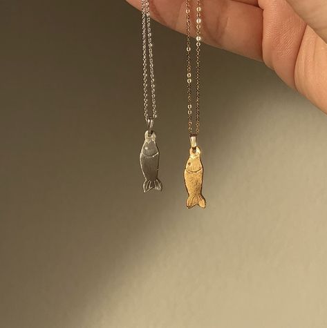 Pretty Jewellery Necklaces, Silver Fish Necklace, Fish Necklace Gold, Fish Charm Necklace, Timeless Gold Jewelry, Gold Fish Jewelry, Gold Fish Necklace, Unique Fish, Good Luck Charms