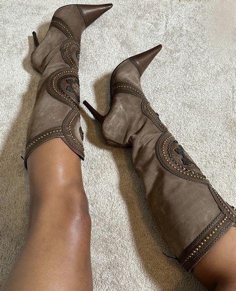 Vintage Heel Boots, Cowboy Boot Heels, Vintage Knee High Boots, Brown Heeled Boots Outfit, Knee High Cowboy Boots Outfit, Brown Boots Heels, Cottagecore Boots, Cowboy Boots Vintage, Aesthetic Country