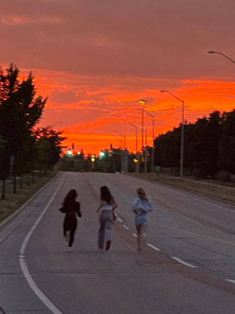 #sunset #running Movie Wedding, Running Gif, Summer Prep, Running Friends, Sunrise Photos, Wedding Movies, Run To You, Morning Running, Long Walks