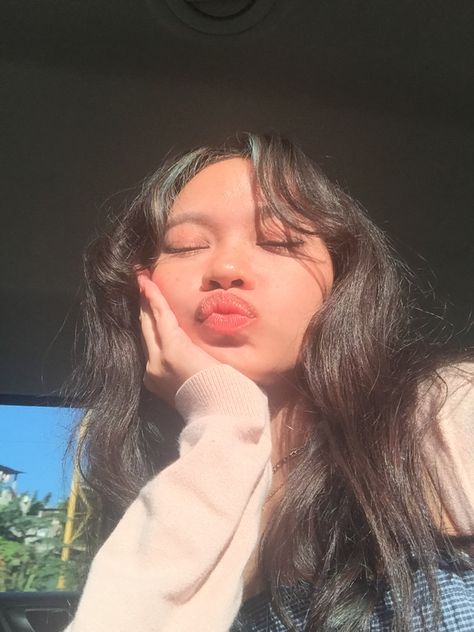 #sun #sunkissed #asian #brownhair #pout #goldenhour #golden #cute #makeup #lightmakeup #soft #softaesthetic #aesthetic #cardigan #kiss #softmakeup Sun Kissed Pictures, Aesthetic Cardigan, Kiss Pictures, Soft Makeup, Reference Poses, Light Makeup, Cute Poses For Pictures, Cute Poses, Cute Makeup