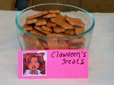 Monster High Party Snacks:  For Clawdeen's Treats I Scooby Snacks crackers. Monster High Birthday Ideas, Monster High Theme Party Ideas, Monster High Party Food, Monster High Food, Monster High Party Ideas, Monster High Birthday Party Ideas, Snacks Crackers, Monster High Birthday Party, Girly Birthday Party