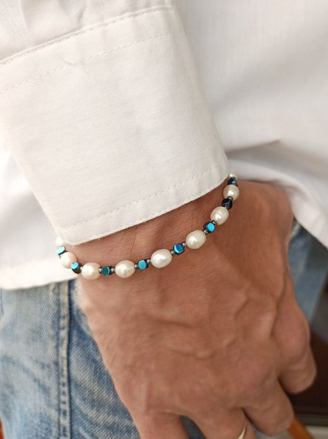 Pearl Bracelet Men, Bead Bracelet For Men, Real Pearl Bracelet, Pearls Diy, Beaded Jewelry Designs, Beads Bracelet Design, Mens Beaded Bracelets, Gemstone Beaded Bracelets, Real Pearls