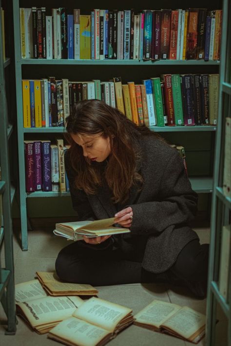 Artistic Outdoor Photoshoot, Library Aesthetic Instagram, Library Photo Shoot, Library Girl, Narrative Photography, Book Photography Instagram, Library Pictures, Most Paused Movie Scenes, Pause Button