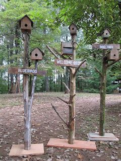 Amish Bird Houses, Picket Fence Bird Houses, Bird Houses On Trees, Rustic Bird Feeders Diy, Natural Bird Houses, Farm And Folk, Rustic Bird Houses, Diy Bird Houses, Gardening Flowers Ideas