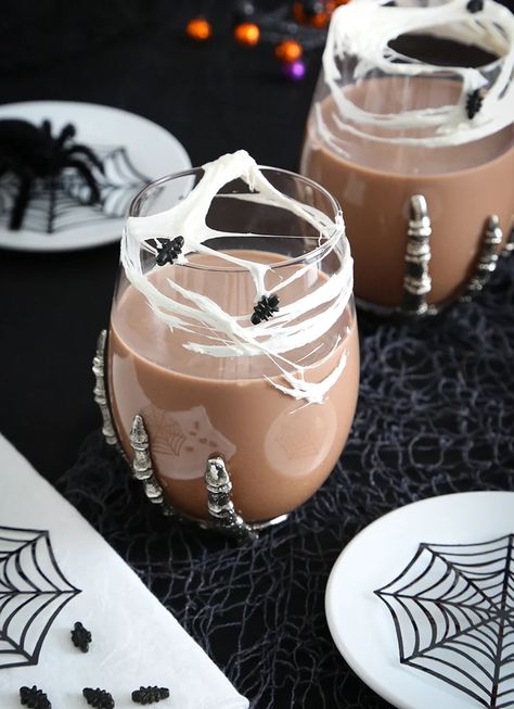 Marshmallow Web, Chocolate Cocktail Recipes, Spooky Cocktails, Cocktail Pictures, Bourbon Smash, Recetas Halloween, Chocolate Cocktails, Mule Cocktail, Royal Icing Flowers