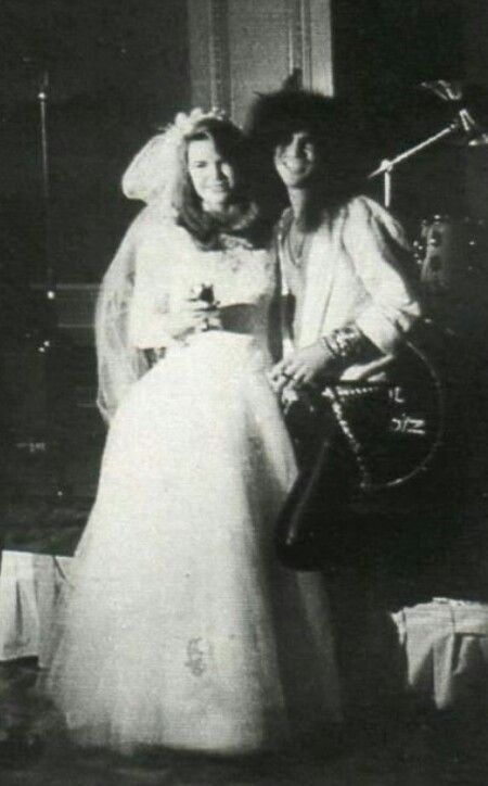 Slash at his first wedding Slash And Renee, Slash And Renee Suran, Renee Suran, Slash Gnr, Saul Hudson, Leo Rising, Retro Bride, Duff Mckagan, Lou Reed