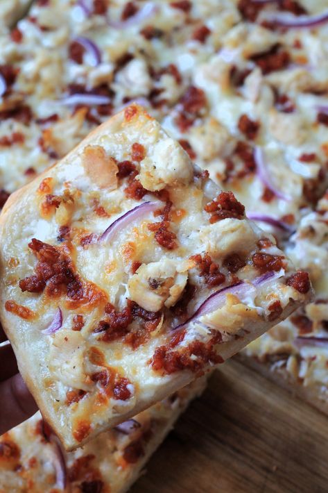 Chicken Bacon Ranch Pizza via @nelsonroadgarden White Sauce Chicken, Bacon Ranch Pizza, Chili Pizza, Ranch Pizza, Chicken Bacon Ranch Pizza, Creamy Pasta Bake, Healthy Baked Chicken, Fast Dinner Recipes, Savory Meals