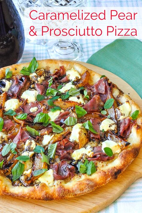 Gormet Pizza, Pear Prosciutto, Sausage Pizza Recipe, Pizza Prosciutto, Pear Pizza, Caramelized Pear, Taco Pizza Recipes, Pizza Gourmet, Prosciutto Pizza