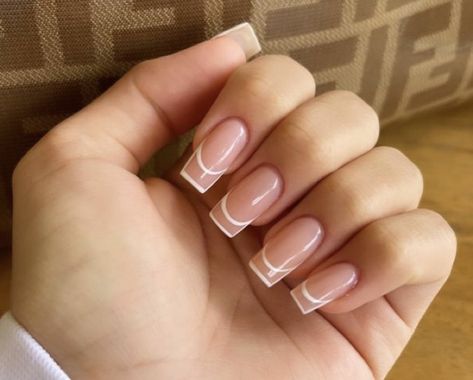 French Nails Ideas Short Square, Outline Tips Acrylic Nails, White Outlined French Tip Nails, French Tip Nails Lines, Short Outlined French Tip Nails, French Outline Nails Square, Line French Tip Nails Square, Outline French Tip Nails Square, Double Line French Tip Nails Square