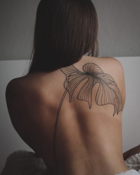 Tropic Tattoo Ideas, Flower Women Tattoo, Fern Hip Tattoo, Tropical Plant Tattoo, Monstera Plant Tattoo, Tropical Leaves Tattoo, Monstera Tattoo, Moms Tattoo, Tatuaje Trash Polka