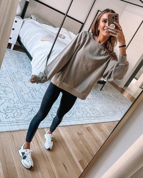 Cute Crewneck Sweatshirt Outfit, Outfits With Crew Neck Sweatshirts, Leggings And Sweatshirt Outfit, Athleta Outfits, Sweatshirt Outfit Winter, Crewneck Sweatshirt Outfit, Crew Neck Outfit, Cute Crewneck Sweatshirt, Comfy Airport Outfit