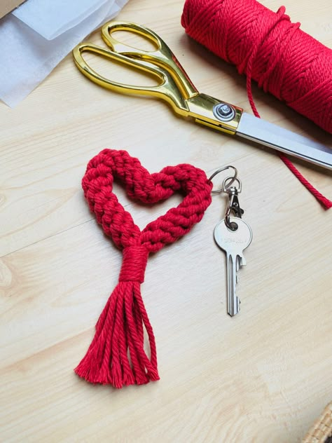 Easy follow along tutorial for a maxrame heart keychain Macrame Key Chains, Basic Macrame Knots, Knot Keychain, Basic Macrame, Macrame Heart, Valentines Bricolage, Crafting Wire, Makramee Diy, Mini Macrame