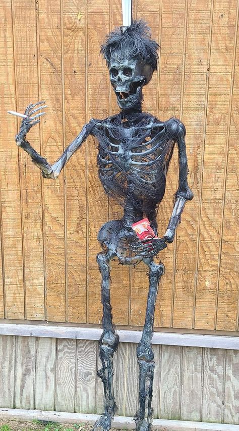 Halloween Mannequin Ideas, Zombie Prom, Haunted House Diy, Beetlejuice Halloween, Halloween Tombstones, Halloween Facts, Horror Movie Characters, Scary Halloween Decorations, Halloween 2020