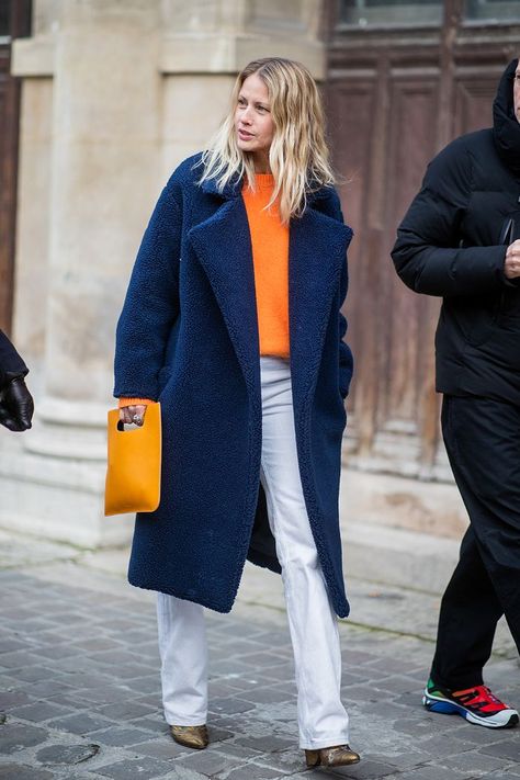 Paris Fashion Week Outfits, Fashion Week Outfit Ideas, Blue Faux Fur Coat, Colour Outfit, Orange Jumper, Oversize Coat, Fashion Week Outfit, Giovanna Battaglia, Orange Sweater