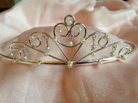 Wire Tiara, Diy Crowns, Princess Tiaras, Diy Tiara, Wire Crown, Tiaras Jewellery, Princess Jewelry, Wire Jewelry Designs, Magical Jewelry