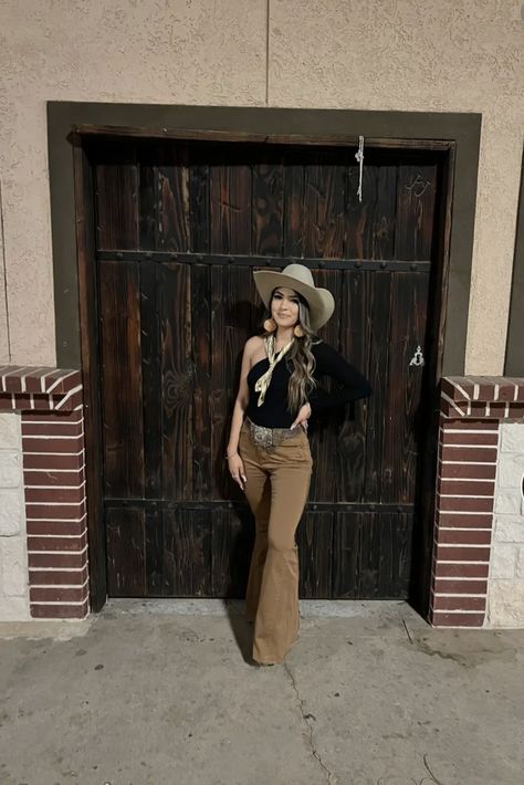 Cute Vaquera Outfits Mexican, Past Decade Spirit Week, Felt Hats For Women Outfits, Western Outfits Women For Wedding, Long Sleeve Western Outfit, Straw Hat Outfit Western, Winter Baile Outfits, Brown Western Outfit, Baile Outfits Jaripeo Winter