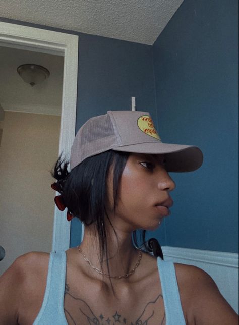 Claw clip with trucker hat, country hairstyles, western hairstyles, punchy hairstyles Punchy Hairstyles, Hairstyles Western, Trucker Hat Hairstyles, Bucket Hat Hairstyles, Trucker Hat Country, Hairstyles Claw Clip, Western Hairstyles, Country Hairstyles, Work Hair