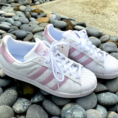 Bnwt Adidas Superstar W Product Code: Ee7400 Size 8.5 Mauve - Mint Condition! If You’re Old School, These Are Og. I Am Normally A 9 But Had To Size Down 1/2 A Size. Found On Internet: The Adidas Superstar Trainer Reigns Supreme. The Fan Favorite Launched In The ‘70s And Quickly Lived Up To Its Name As Pro Players Laced Into The Shell-Toe-Design. These Shoes Come In Full Grain Leather With Serrated 3-Stripes And A Rubber Cupsole. Color: Cloud White / Soft Vision / Core Black All Of Items Come Fro Super Star Adidas, Superstar Adidas, Addidas Shoes Super Star, Superstars Black Shoes, Adidas Shoes Women Superstar, Black And White Superstars, Adidas Superstar Pink, Sneakers Adidas Superstar, Adidas Campus