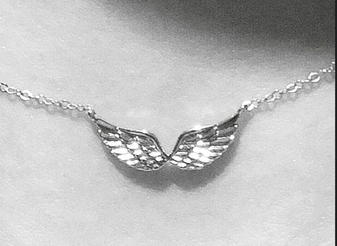 lana myers Angel Jewelry Aesthetic, Angel Necklace Aesthetic, Diamond Necklace Aesthetic, Necklace Aesthetic Silver, Silver Necklace Aesthetic, Angel Accessories, Necklace Aesthetic, Wings Necklace, The Bling Ring