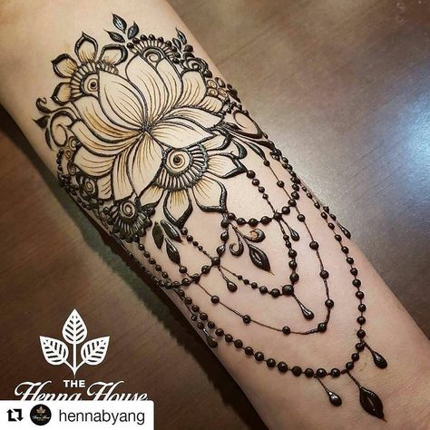 This as a stirnum tattoo or henna? Henna Arm Tattoo, Lotus Henna, Henna Tattoo Designs Arm, Henne Tattoo, Jagua Henna, Henna Drawings, Henna Inspired Tattoos, Cute Henna, Henna Body Art