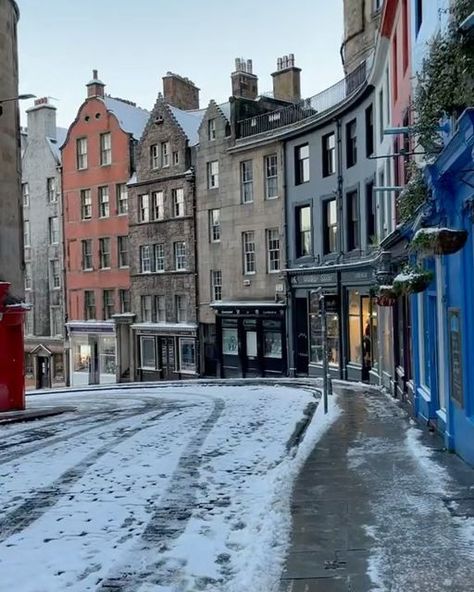 Scotland 🏴󠁧󠁢󠁳󠁣󠁴󠁿 | Travel | Hotels | Tips on Instagram: "Throwback to the snowy days in Edinburgh, when the city looked like a real-life fairytale! ✨❄️ 💡The coldest months of the year are January and February, with average lows of 33.8°F (1°C) and highs that rarely exceed 44.6°F (7°C). There is often fog and heavy precipitations in autumn and winter. Who’s ready for another snowy adventure in Scotland? 🌨 🎥Credits to: 1. @seenbynina via TikTok 2. @abiebaxter via TikTok 3. @hanhtrang.ngn Edinburgh Winter, London England Travel, Months Of The Year, Christmas Travel, Snowy Day, Edinburgh Scotland, Scotland Travel, England Travel, Winter Aesthetic