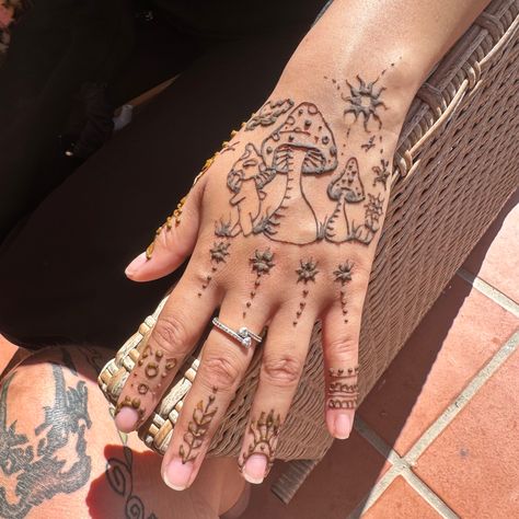 Henna Witch Design, Anime Henna Designs, Hippie Hand Tattoos, Mushroom Henna, Hand Art Henna, Cool Henna Designs, Small Henna Tattoos, Palm Henna Designs, Small Henna Designs