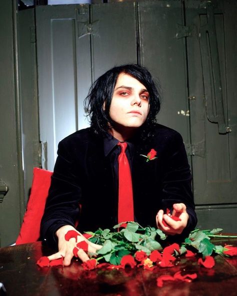 His love of Flowers Mcr Wallpaper, Gerald Way, I Love Mcr, Palaye Royale, Sweet Revenge, Black Parade, Mikey Way, Frank Iero, Emo Bands