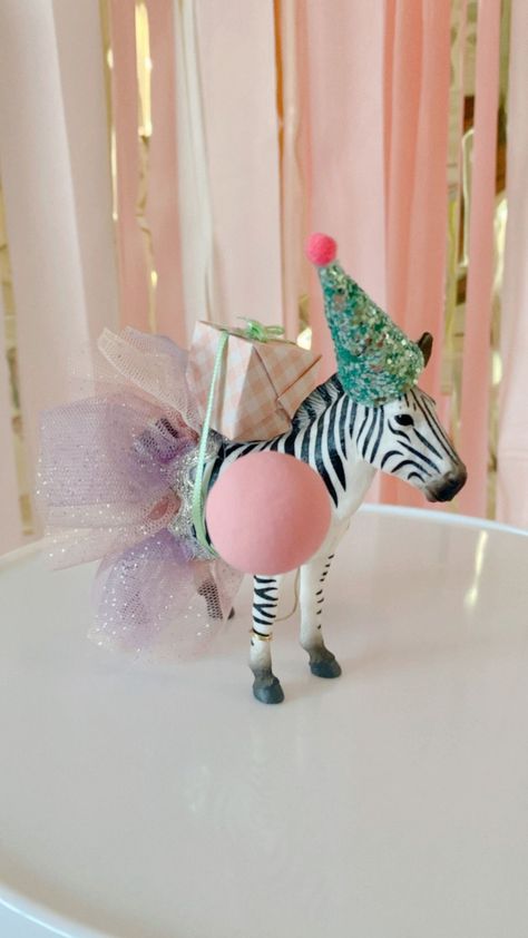 Pink Party Animal Birthday, Diy Party Animals, Animal Party Cake, Birthday Leo, Animal Party Decorations, Carton Diy, Animals Giraffe, Animal Theme Birthday, Lion Safari