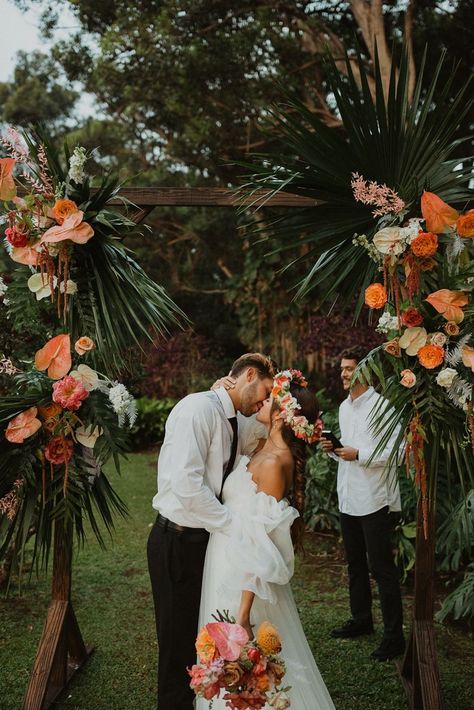 Hawaiian Wedding Themes, Polynesian Wedding, Oahu Wedding Venues, Jungle Wedding, Tropical Wedding Theme, Hawaii Beach Wedding, Wedding Venues Hawaii, Tropical Wedding Inspiration, Kauai Wedding