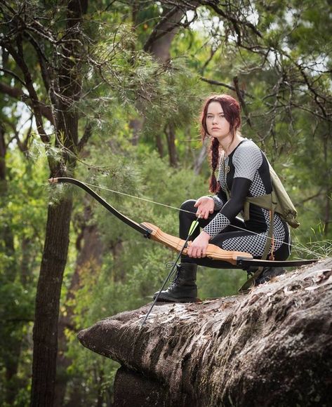 Archery Photography, Archer Pose, Archery Poses, Woman Archer, Archery Aesthetic, Archery Women, Bow Pose, Cosplay Inspiration, Hunting Women