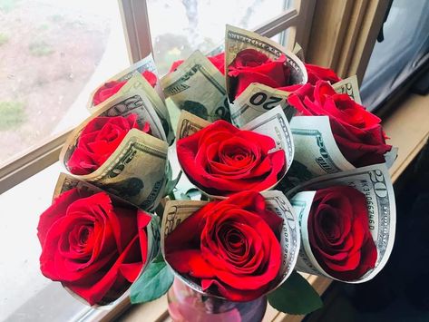 Money Wrapped Around Roses, Money Flower Bouquet Dollar Bills, Roses With Money Wrapped Around, Money Roses, Wrapping Money, Diy Gifts Videos, Bandana Outfit, Money Rose, Diy Graduation Gifts