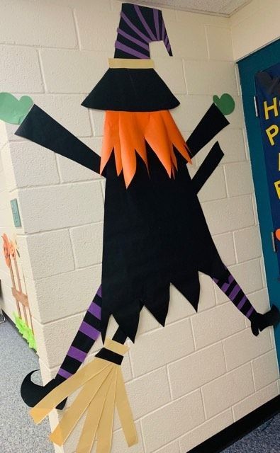 Witch Flying Into Door, Crashing Witch Door Decoration, Halloween Decorations Preschool Classroom, Halloween Decorations For The Classroom, Halloween Decoration For Classroom, Easy Classroom Halloween Decorations, Crashed Witch Diy, Elementary School Halloween Decorations, School Halloween Decorations Hallway