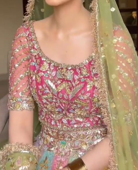 Pink And Green Mehendi Outfit, Mehndi Outfit Bridal, Pakistani Mehndi Dress, Organza Styles, Haldi Outfit, Pakistani Party Wear Dresses, Mehendi Outfits, Beautiful Bridal Dresses, Wedding Lehenga Designs